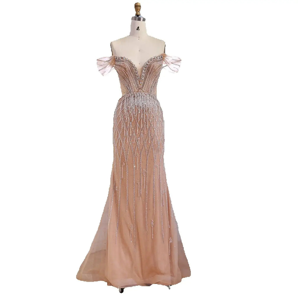 Vestido de noche de lujo color nude con hombros descubiertos y borlas y cuentas LA72854A