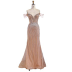 Vestido de noche de lujo color nude con hombros descubiertos y borlas y cuentas LA72854A