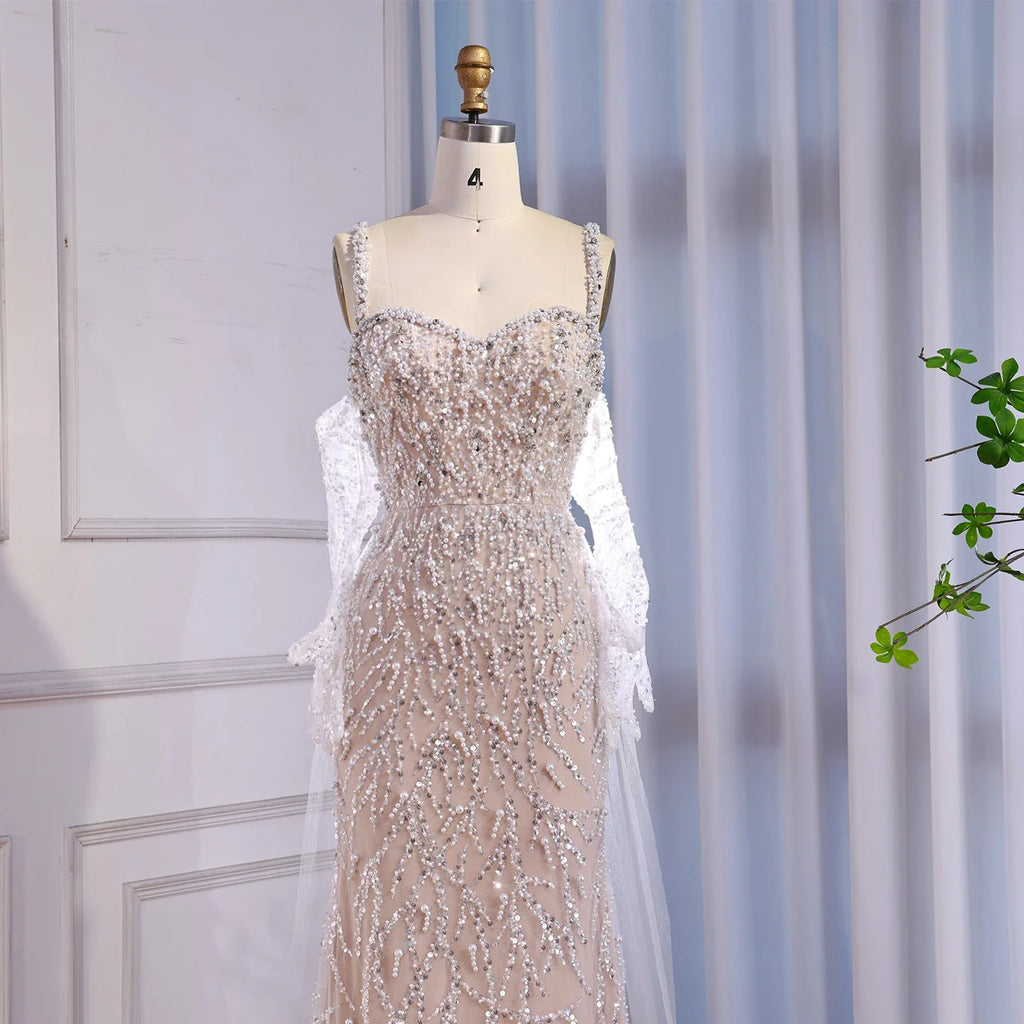 Luxuriöses Meerjungfrauen-Abendkleid aus Spitze und Perlen mit Handschuhen, Weiß-Nude LA72345E