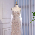 Luxuriöses Meerjungfrauen-Abendkleid aus Spitze und Perlen mit Handschuhen, Weiß-Nude LA72345E