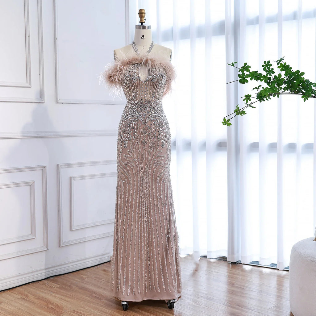 Vestido de noche de lujo con escote halter, plumas y cristales color piel LA73349