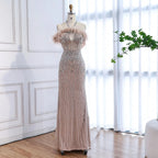 Vestido de noche de lujo con escote halter, plumas y cristales color piel LA73349