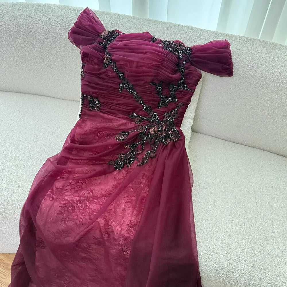 Elegantes weinrotes schulterfreies Abendkleid aus Spitze mit Applikationen LA73010