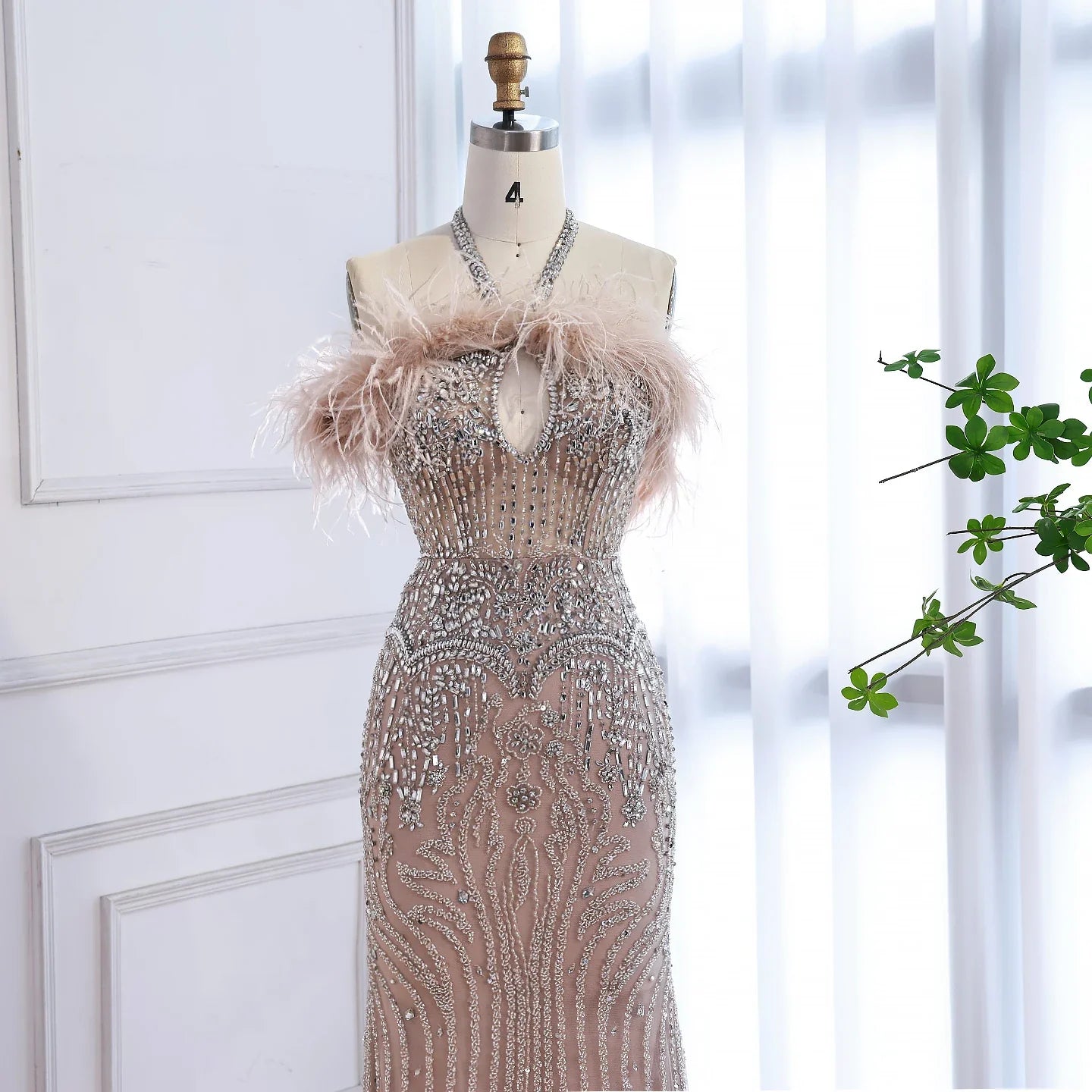 Vestido de noche de lujo con escote halter, plumas y cristales color piel LA73349