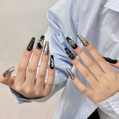 10 Stück Dunkelschwarze handgemachte künstliche Nägel mittlerer Länge im Y2k-Stil zum Aufdrücken der Nägel Metall Schmetterling Kreuz Perlen Designs Falsche Nagelflicken 