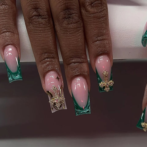 24 uñas postizas negras brillantes para chicas con estilo picante, con brillantes diamantes de imitación, estilo francés, uñas cruzadas a presión, uñas de ataúd de longitud media. 