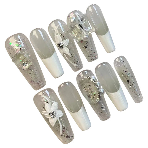 10 uñas postizas blancas con prensa francesa, transparentes, con diseños de diamantes brillantes y flores pintadas a mano. 