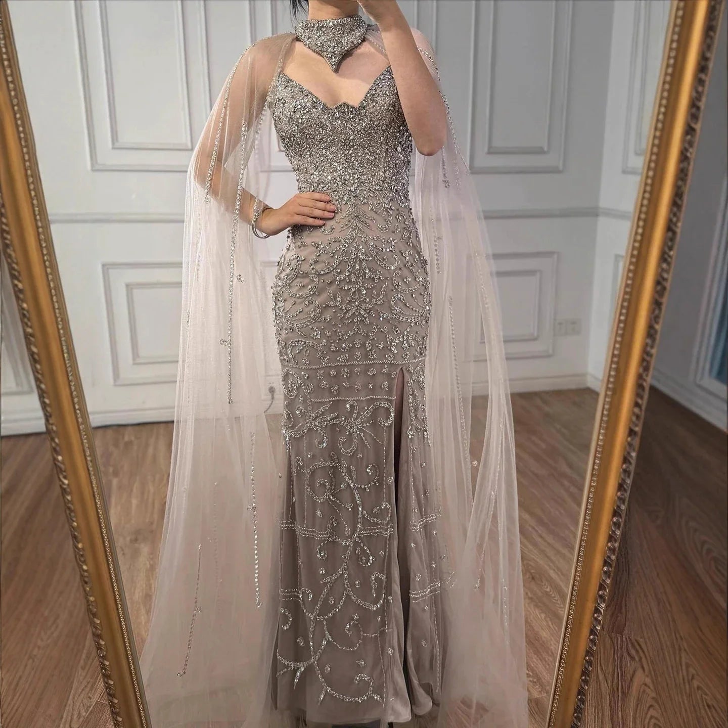 Luxuriöses, sexy Abendkleid mit Schlitz und Cape, Nude LA73339
