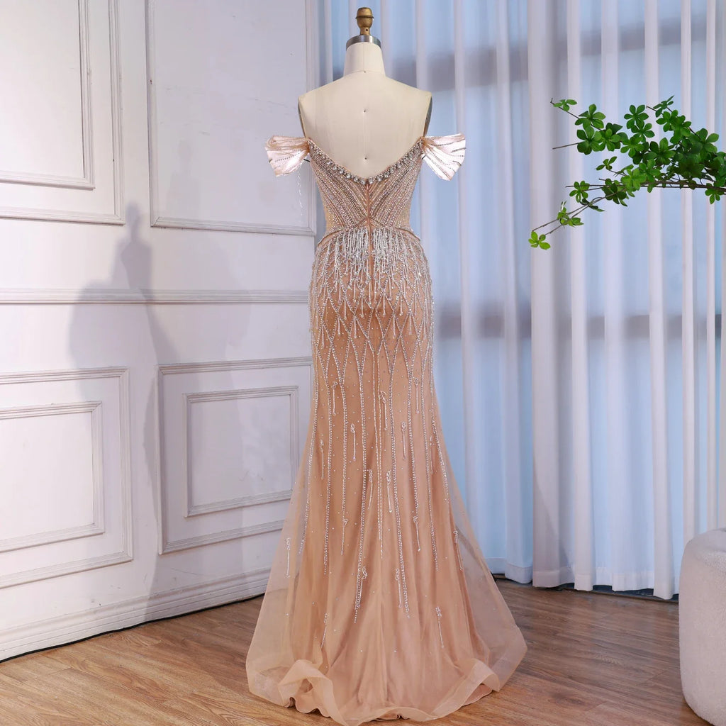 Vestido de noche de lujo color nude con hombros descubiertos y borlas y cuentas LA72854A