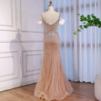 Vestido de noche de lujo color nude con hombros descubiertos y borlas y cuentas LA72854A