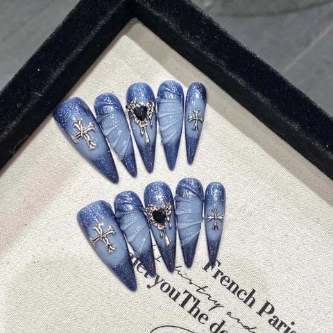 10 Stück Flash Blue Press On Nails Handgemachte lange Stiletto-Faltnägel mit Metallherz 3D-Wasserwellen-Designs Gefälschte Nagelkunst 