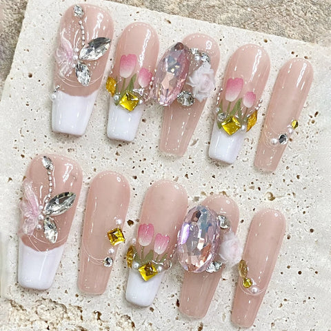 10 uñas postizas francesas blancas hechas a mano, color rosa suave, largas, estilo ataúd, con diseño de flor de tulipán 3D y diamantes brillantes. 