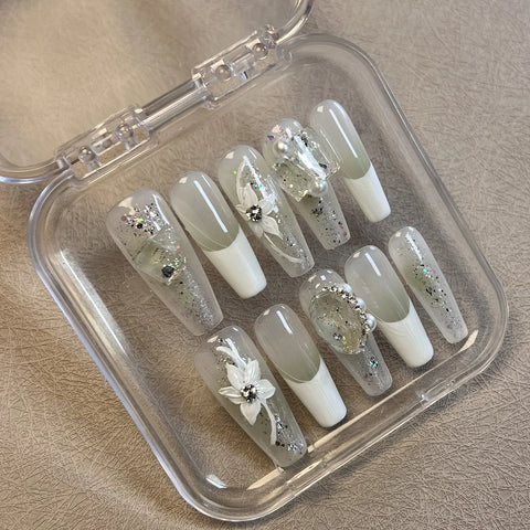 10 uñas postizas blancas con prensa francesa, transparentes, con diseños de diamantes brillantes y flores pintadas a mano. 