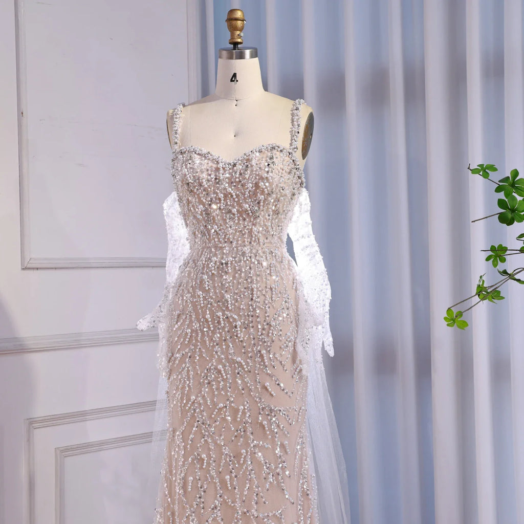 Luxuriöses Meerjungfrauen-Abendkleid aus Spitze und Perlen mit Handschuhen, Weiß-Nude LA72345E