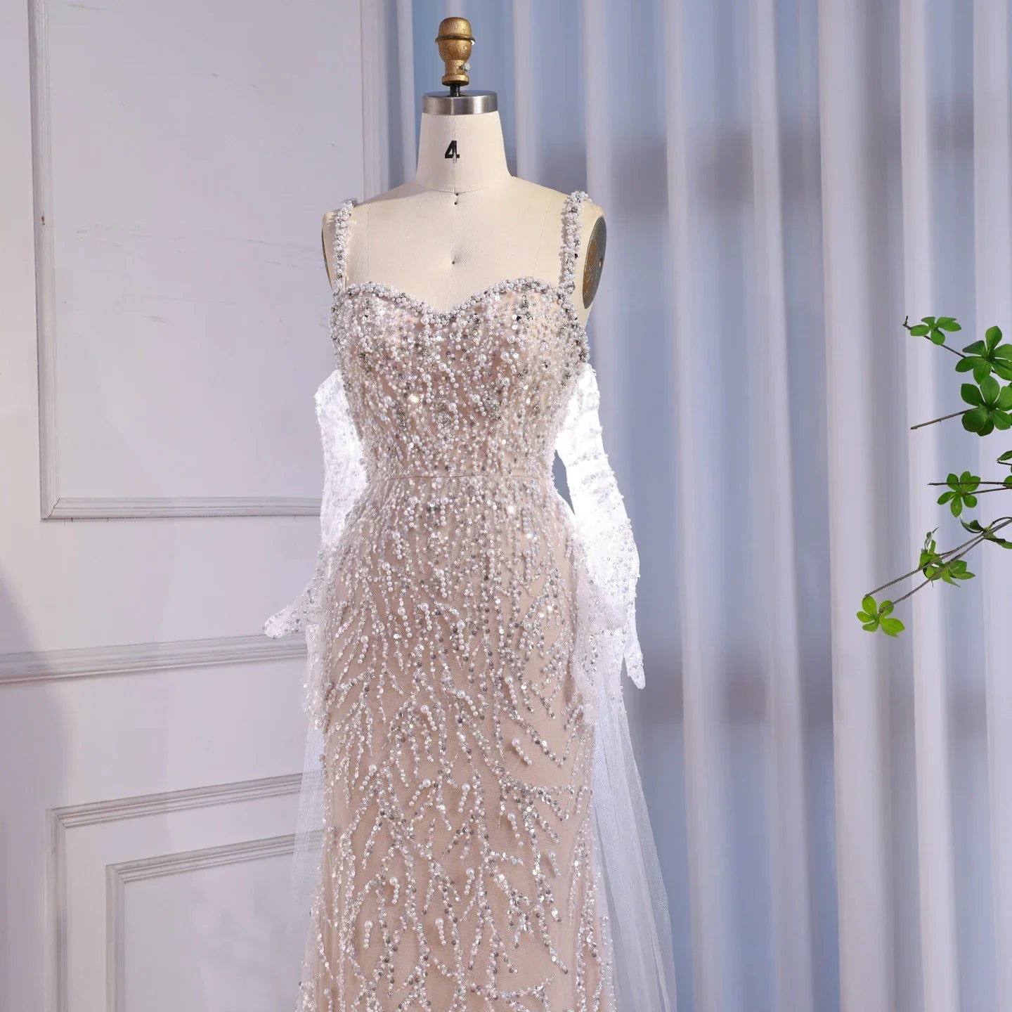 Luxuriöses Meerjungfrauen-Abendkleid aus Spitze und Perlen mit Handschuhen, Weiß-Nude LA72345E