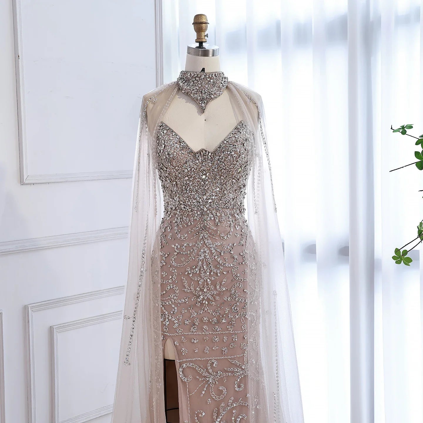 Luxuriöses, sexy Abendkleid mit Schlitz und Cape, Nude LA73339
