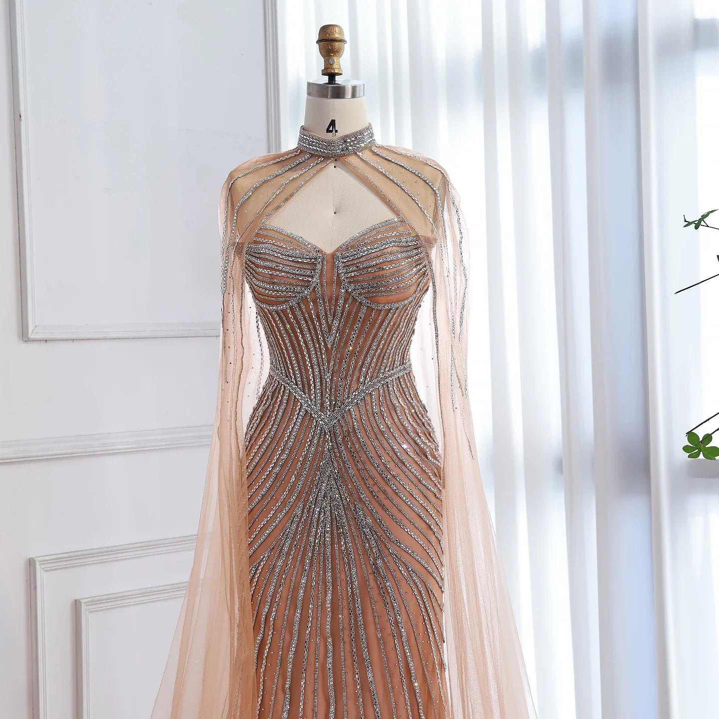 Luxuriöses, nudefarbenes Meerjungfrauen-Abendkleid mit Cape-Ärmeln LA73118