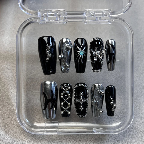 10 uñas postizas hechas a mano estilo punk Y2k con cadena de metal plateada y negra, uñas postizas de prensa, uñas de ataúd medianas, manicura desmontable. 