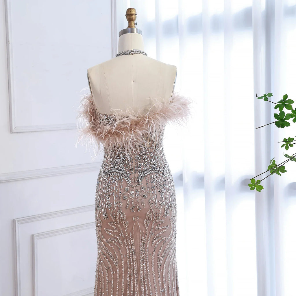 Vestido de noche de lujo con escote halter, plumas y cristales color piel LA73349