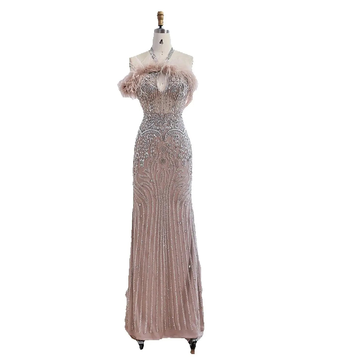 Luxuriöses nudefarbenes Neckholder-Abendkleid mit Federn und Kristallen LA73349