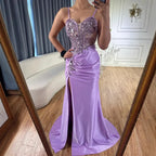 Elegantes marineblaues Satin-Abendkleid mit Spitze, Perlenbesatz und Schlitz LA73003