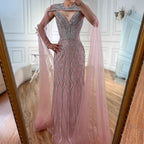 Luxuriöses Meerjungfrauen-Abendkleid mit Perlenstickerei und Umhang