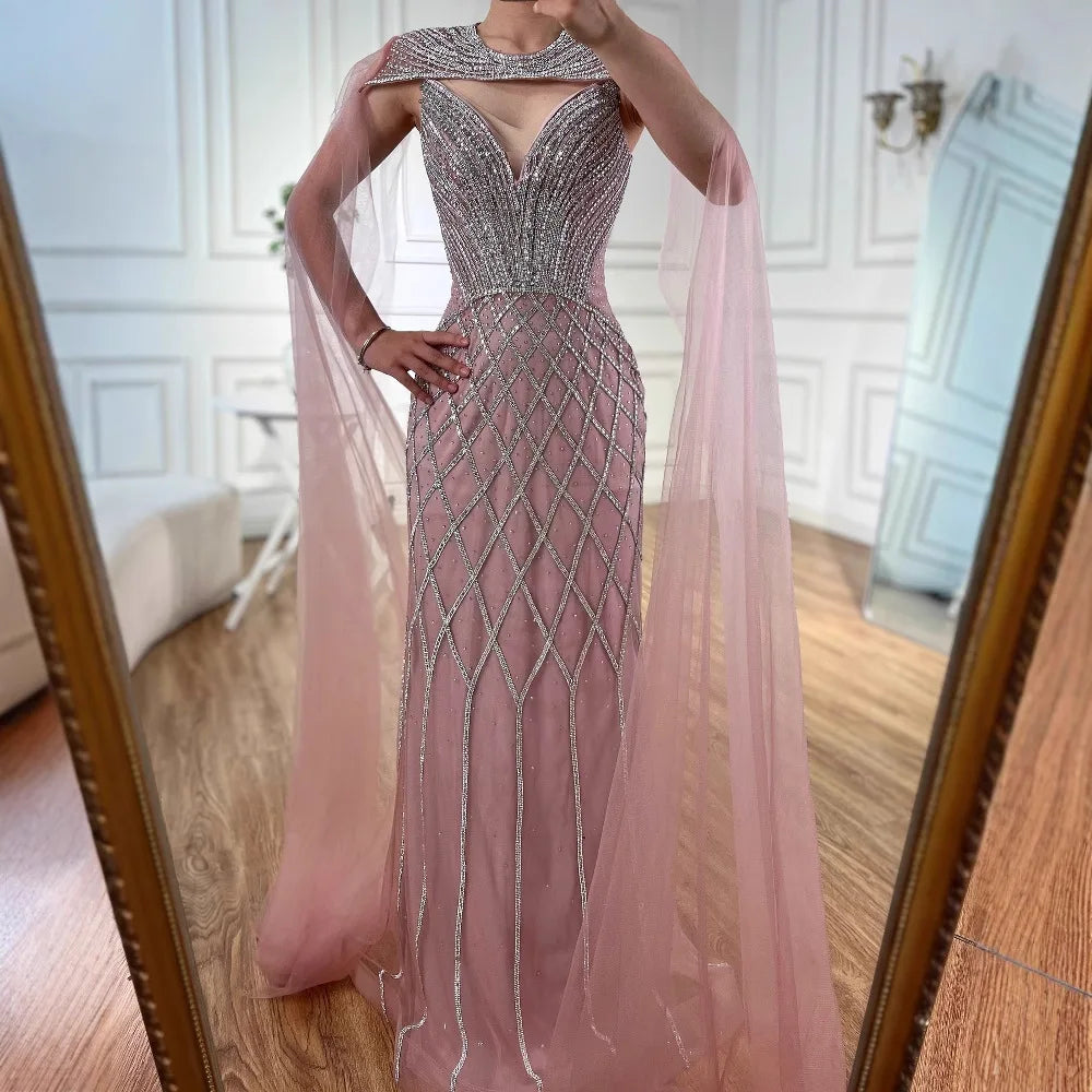 Luxuriöses Meerjungfrauen-Abendkleid mit Perlenstickerei und Umhang