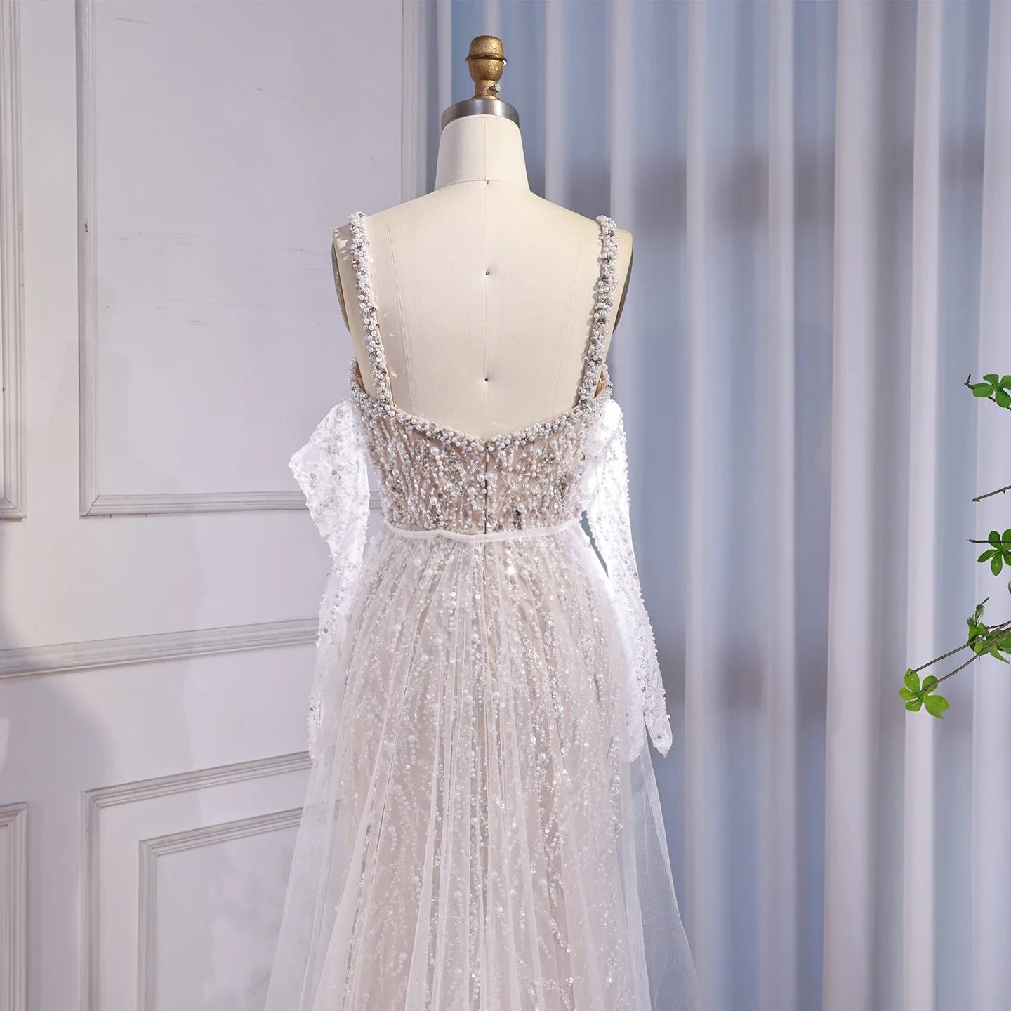 Luxuriöses Meerjungfrauen-Abendkleid aus Spitze und Perlen mit Handschuhen, Weiß-Nude LA72345E