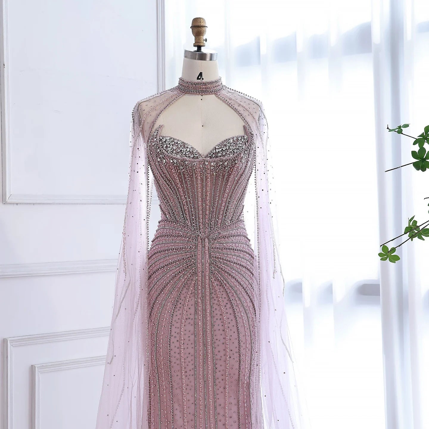 Luxuriöses, karamellfarbenes, perlenbesetztes Abendkleid mit Cape aus Dubai LA72811C