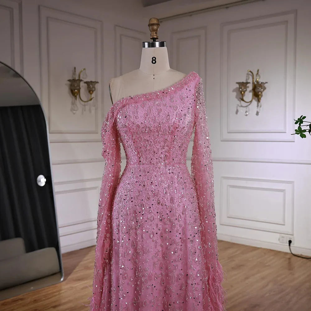 Vestido de noche de lujo con plumas, un hombro y mangas estilo capa LA72763 