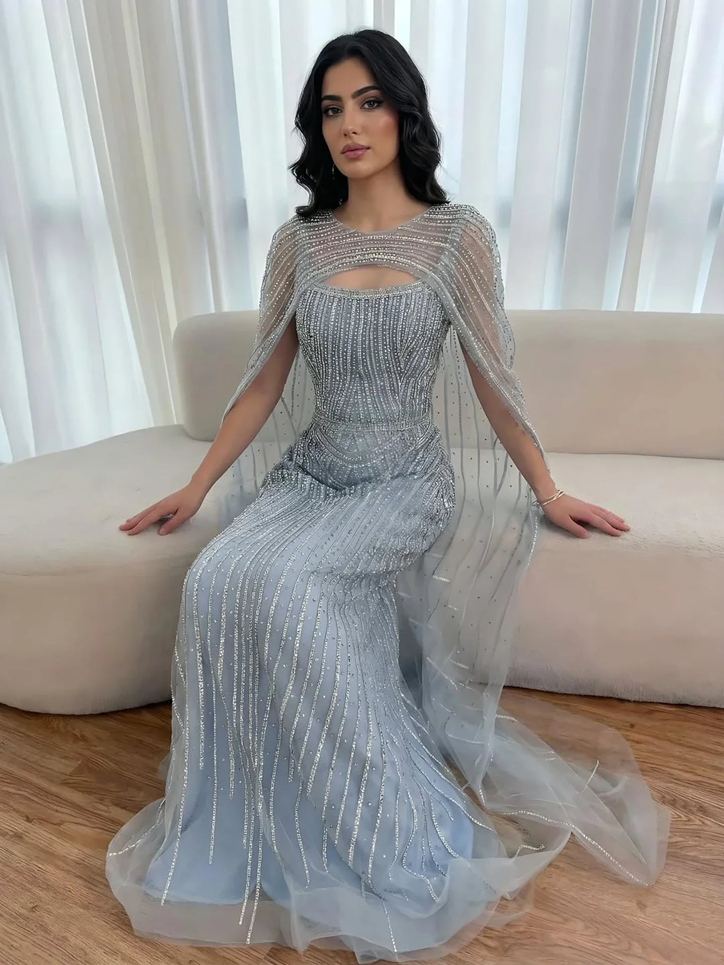 Luxuriöses blaues Diamant-Abendkleid mit Cape LA73426