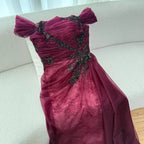 Elegantes weinrotes schulterfreies Abendkleid aus Spitze mit Applikationen LA73010