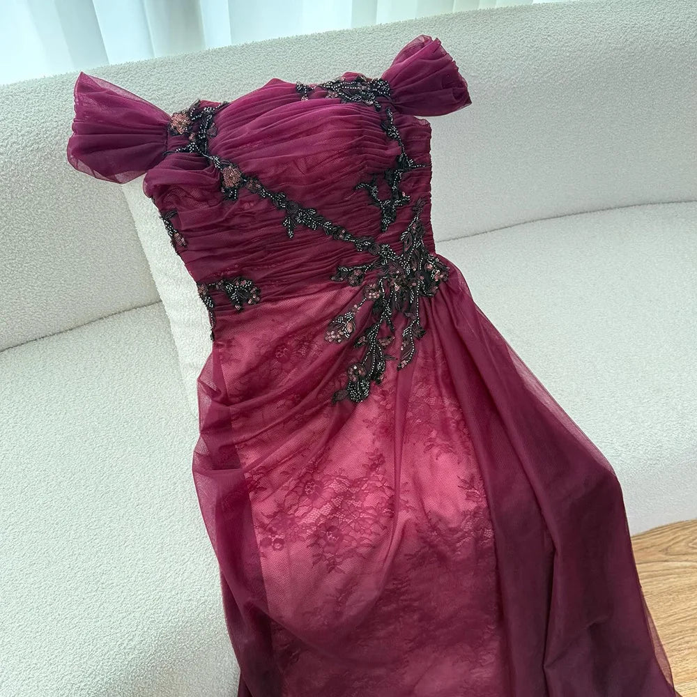 Elegantes weinrotes schulterfreies Abendkleid aus Spitze mit Applikationen LA73010
