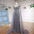 Luxuriöses Meerjungfrauen-Abendkleid mit Perlenstickerei und Umhang