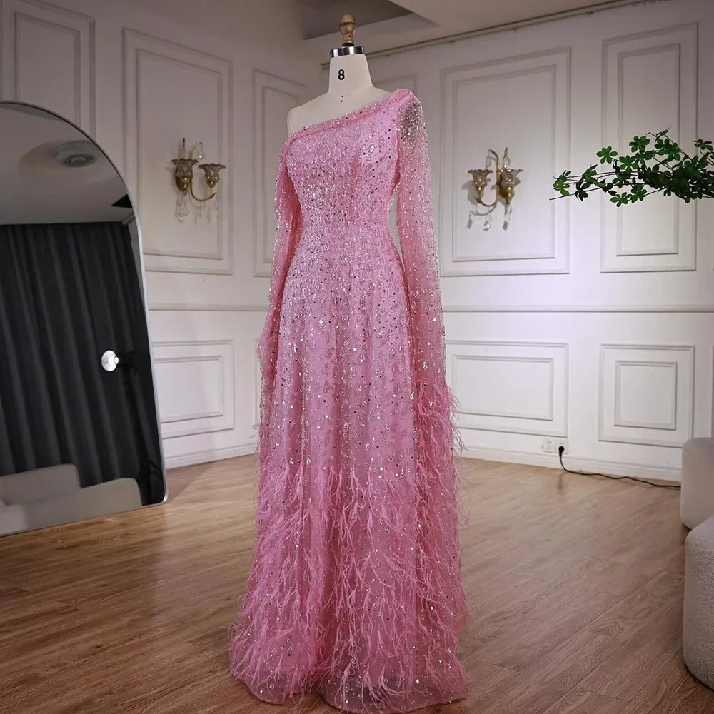 Vestido de noche de lujo con plumas, un hombro y mangas estilo capa LA72763 