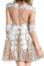 Vestido de fiesta corto con lentejuelas y cuentas, media manga, espalda transparente y apliques.