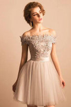 Vestido de fiesta corto de tul con hombros descubiertos y apliques, escote redondo
