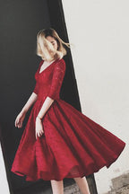 Kurzes Ballkleid mit halben Ärmeln, Spitze und V-Ausschnitt