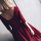Kurzes Ballkleid mit halben Ärmeln, Spitze und V-Ausschnitt