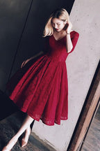Kurzes Ballkleid mit halben Ärmeln, Spitze und V-Ausschnitt