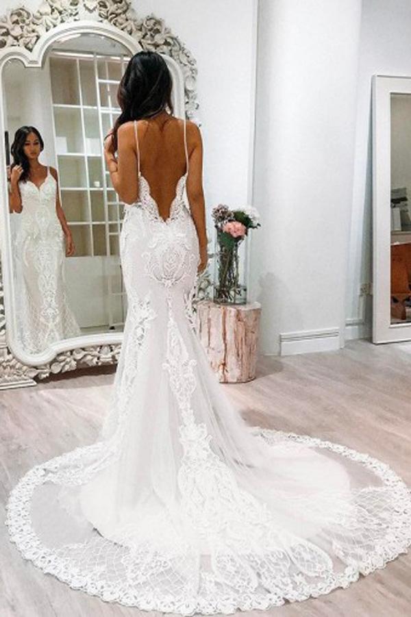 Wunderschöne weiße Brautkleider mit Spaghettiträgern, Meerjungfrauen-Schleppe und Spitze aus Tüll 