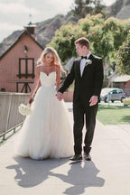 Precioso vestido de novia de tul con tirantes finos en forma de A y apliques de encaje. 