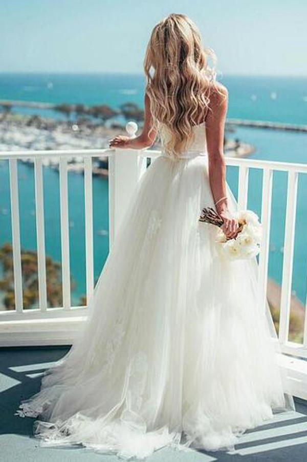 Precioso vestido de novia de tul con tirantes finos en forma de A y apliques de encaje. 