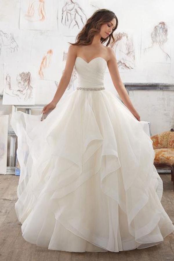 A-Linien-Brautkleid mit herzförmigem Ausschnitt, trägerlos, Rüschen und Perlenbesatz 