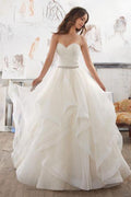 A-Linien-Brautkleid mit herzförmigem Ausschnitt, trägerlos, Rüschen und Perlenbesatz 