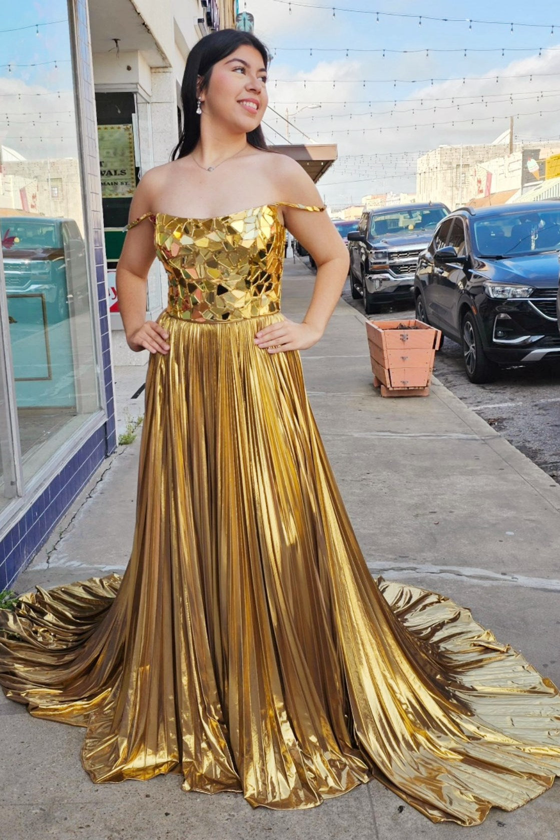 Metallisch schimmerndes, schulterfreies, plissiertes Ballkleid mit zerbrochenen Spiegeln