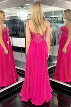 Vestido de fiesta largo de corte A con escote en forma de corazón y abertura con apliques en color magenta