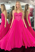 Vestido de fiesta largo de corte A con escote en forma de corazón y abertura con apliques en color magenta