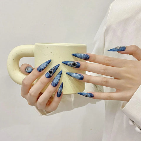10 Stück Flash Blue Press On Nails Handgemachte lange Stiletto-Faltnägel mit Metallherz 3D-Wasserwellen-Designs Gefälschte Nagelkunst 