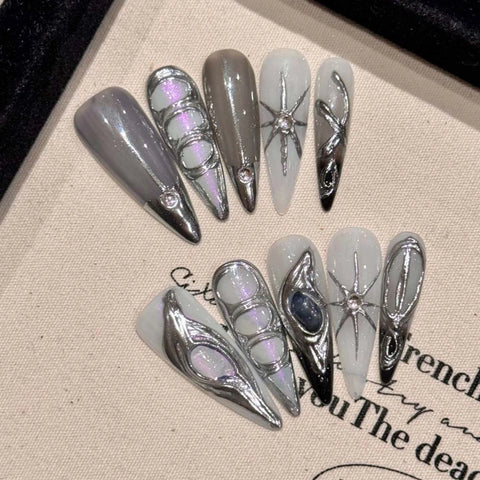 10 uñas postizas estilo punk hechas a mano con forma de aguja larga Y2k, parches de uñas postizas grises brillantes con decoración de rayas metálicas. 